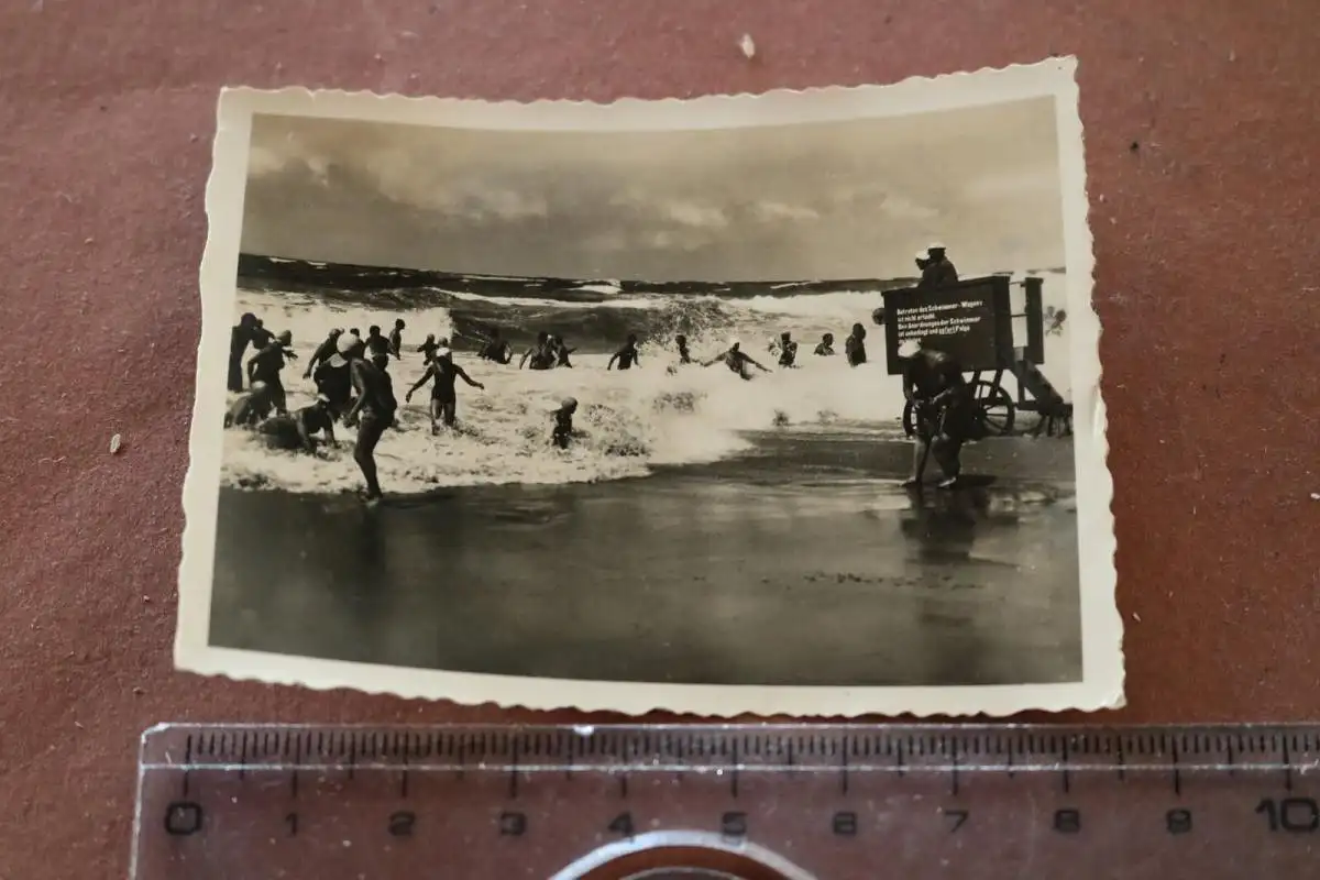 tolles altes Foto Badegäste am Strand - Badeaufsicht auf Holzkarren 