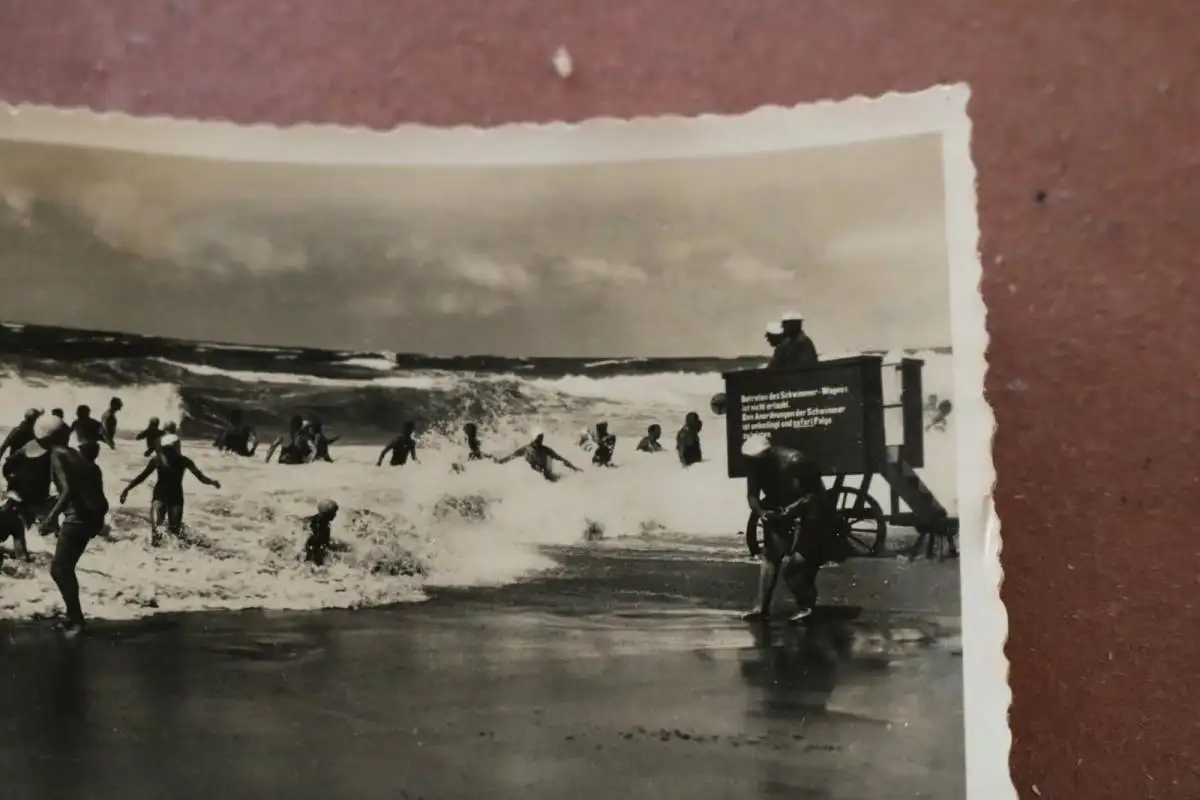 tolles altes Foto Badegäste am Strand - Badeaufsicht auf Holzkarren