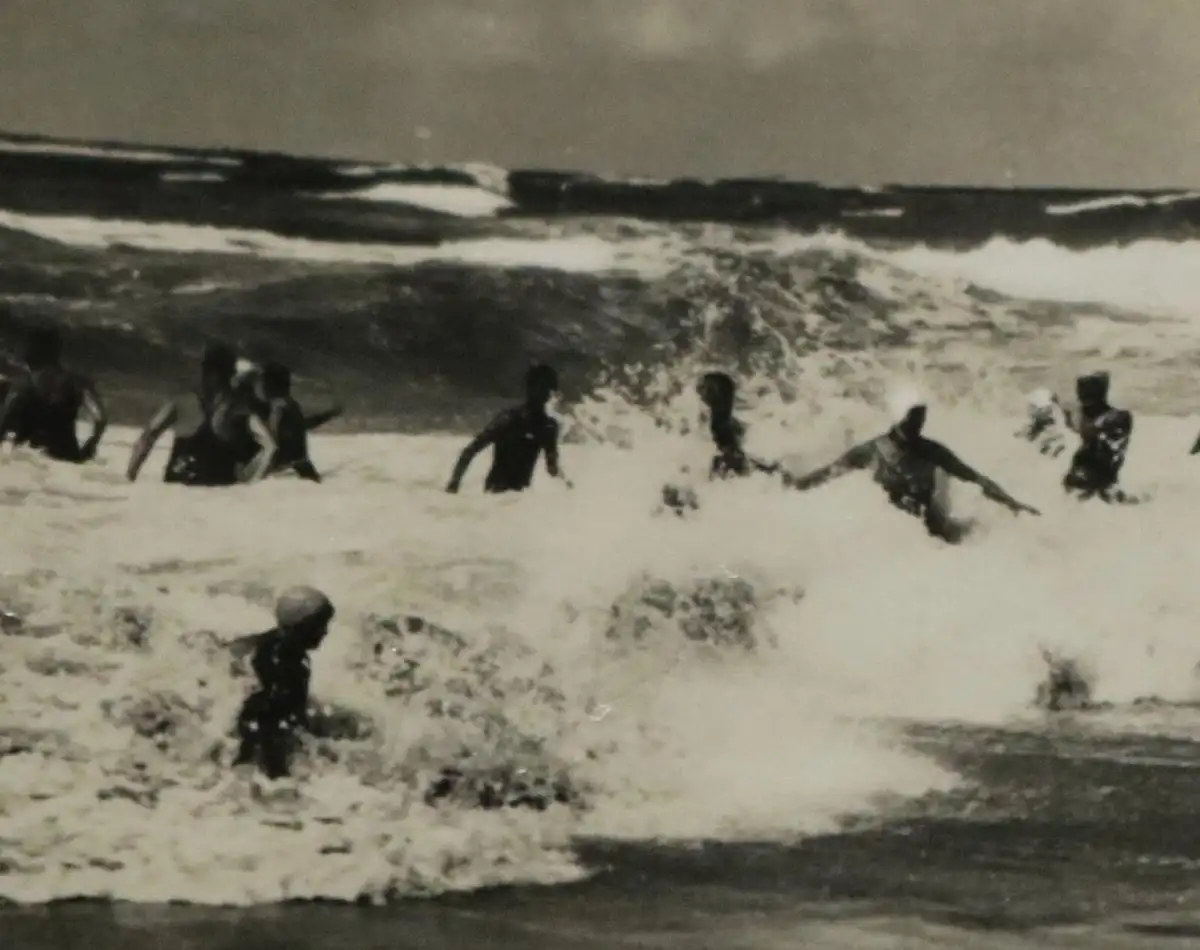 tolles altes Foto Badegäste am Strand - Badeaufsicht auf Holzkarren