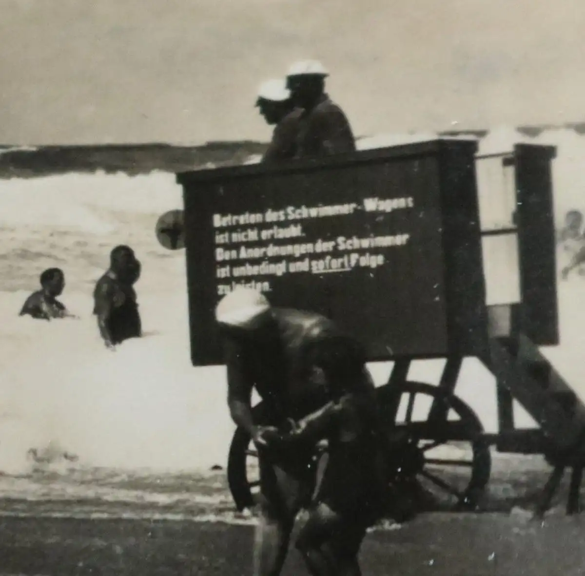 tolles altes Foto Badegäste am Strand - Badeaufsicht auf Holzkarren