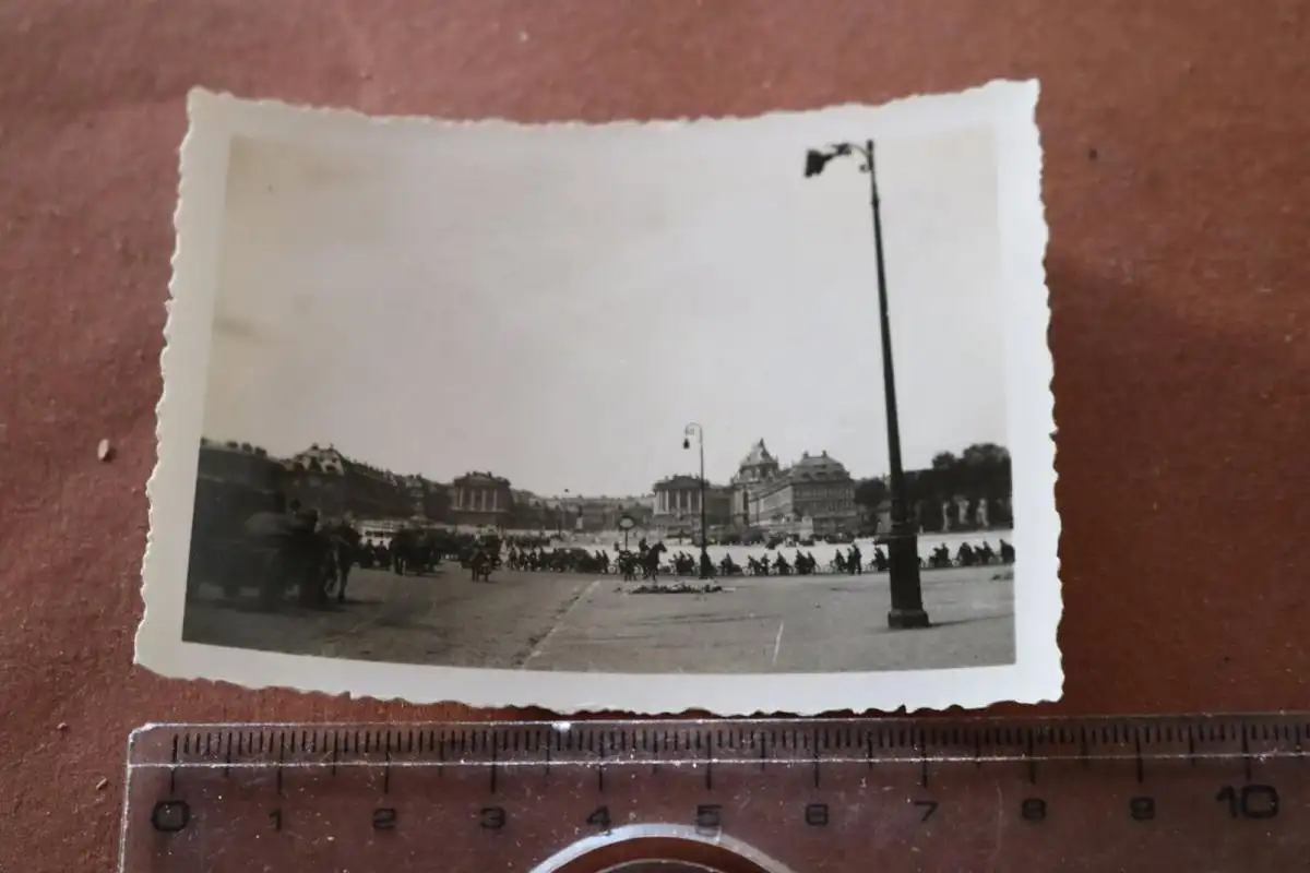 altes Foto - Soldaten , Fahrradtrupp und andere vor dem Schloß Versailles