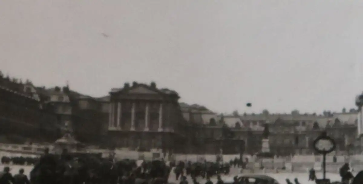 altes Foto - Soldaten , Fahrradtrupp und andere vor dem Schloß Versailles
