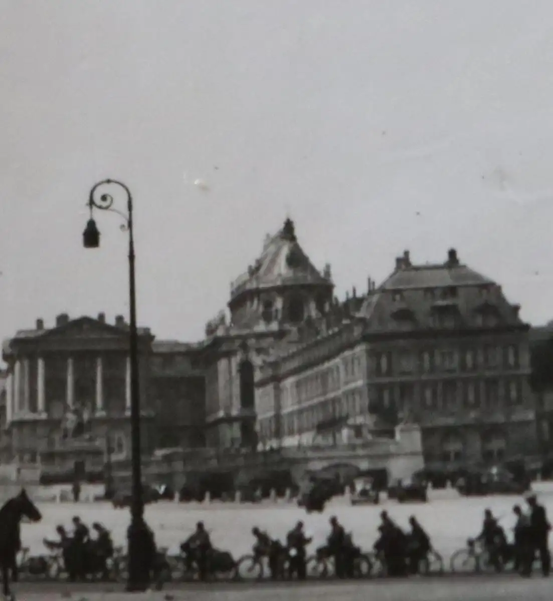 altes Foto - Soldaten , Fahrradtrupp und andere vor dem Schloß Versailles