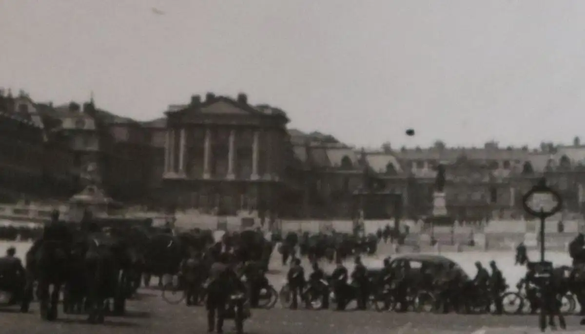 altes Foto - Soldaten , Fahrradtrupp und andere vor dem Schloß Versailles