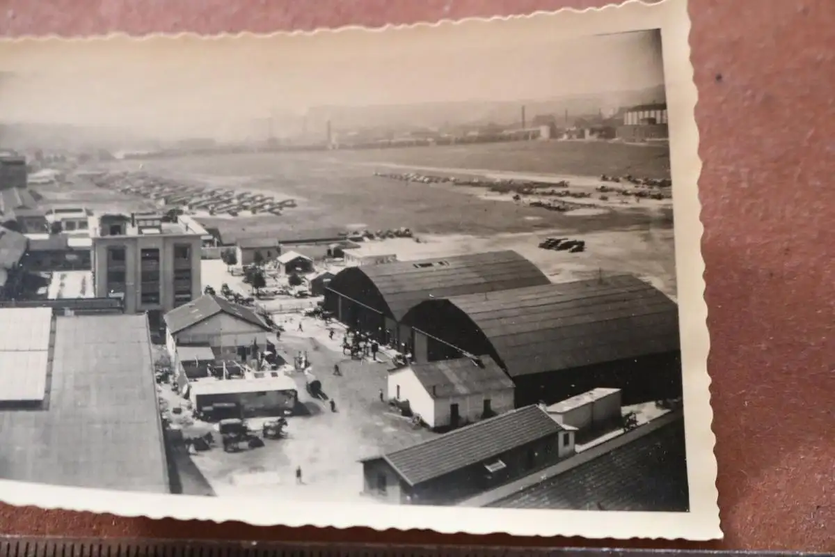 altes Foto - mir unbekannter großer Flughafen links viele Flugzeuge zu sehen