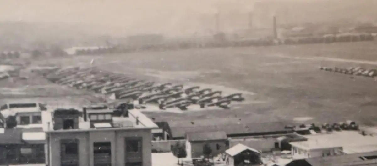 altes Foto - mir unbekannter großer Flughafen links viele Flugzeuge zu sehen