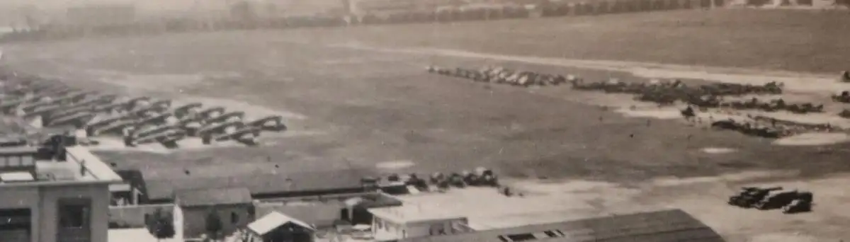 altes Foto - mir unbekannter großer Flughafen links viele Flugzeuge zu sehen