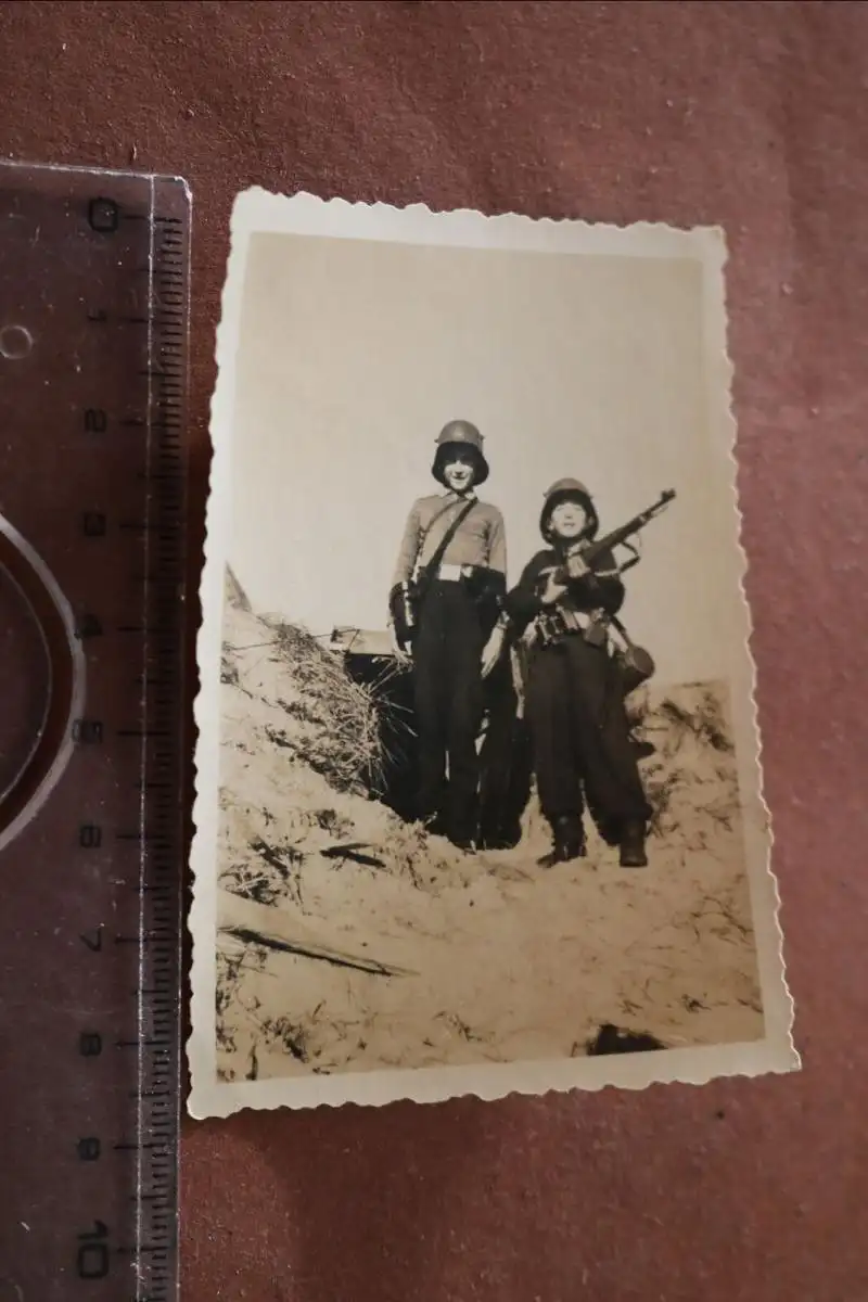 altes Foto - Kinder spielen Soldat mit Kinderstahlhelm , Gewehr 1939