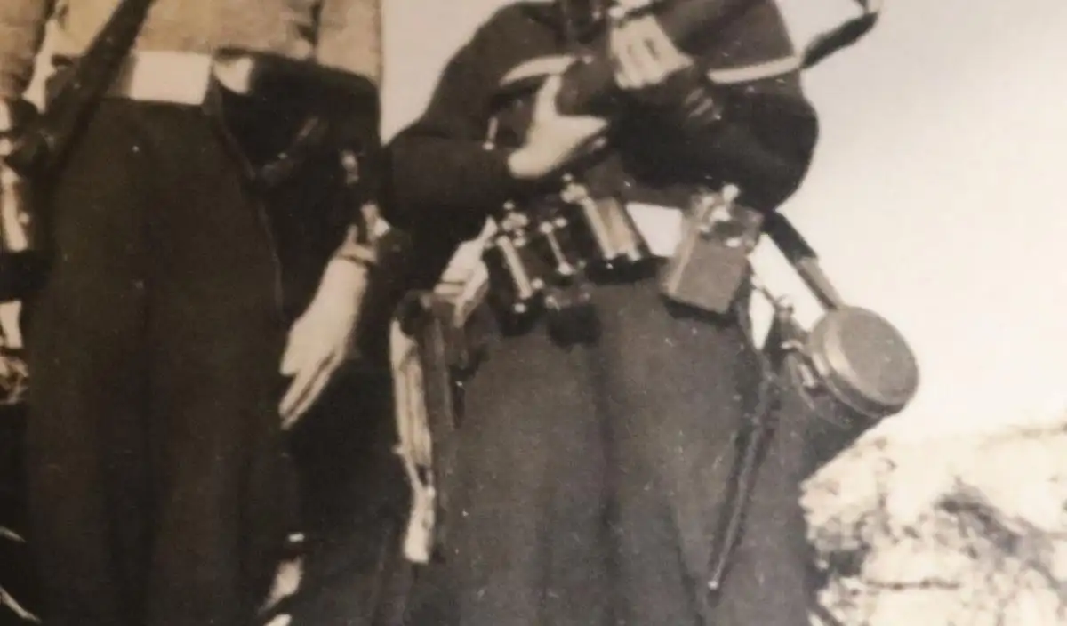 altes Foto - Kinder spielen Soldat mit Kinderstahlhelm , Gewehr 1939