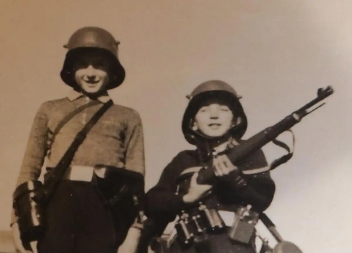 altes Foto - Kinder spielen Soldat mit Kinderstahlhelm , Gewehr 1939