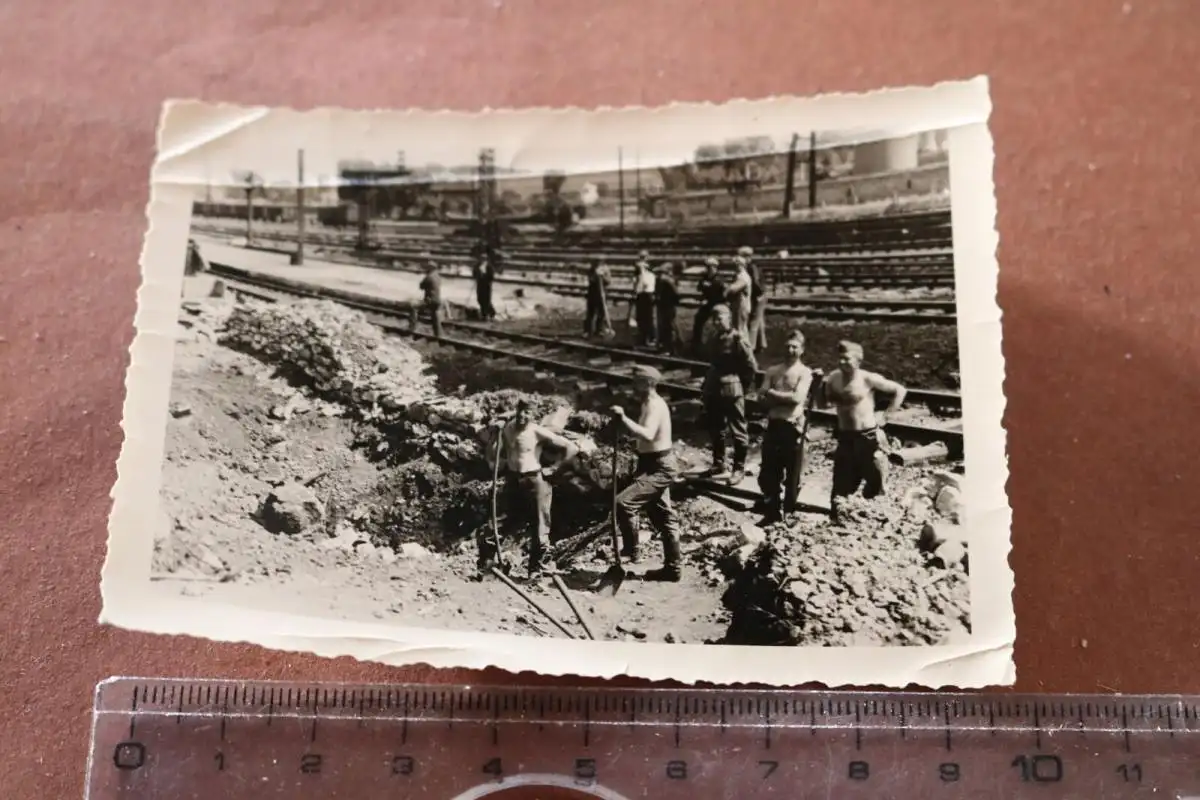 altes Foto - Gruppe Soldaten  reparieren Eisenbahnschienen ???