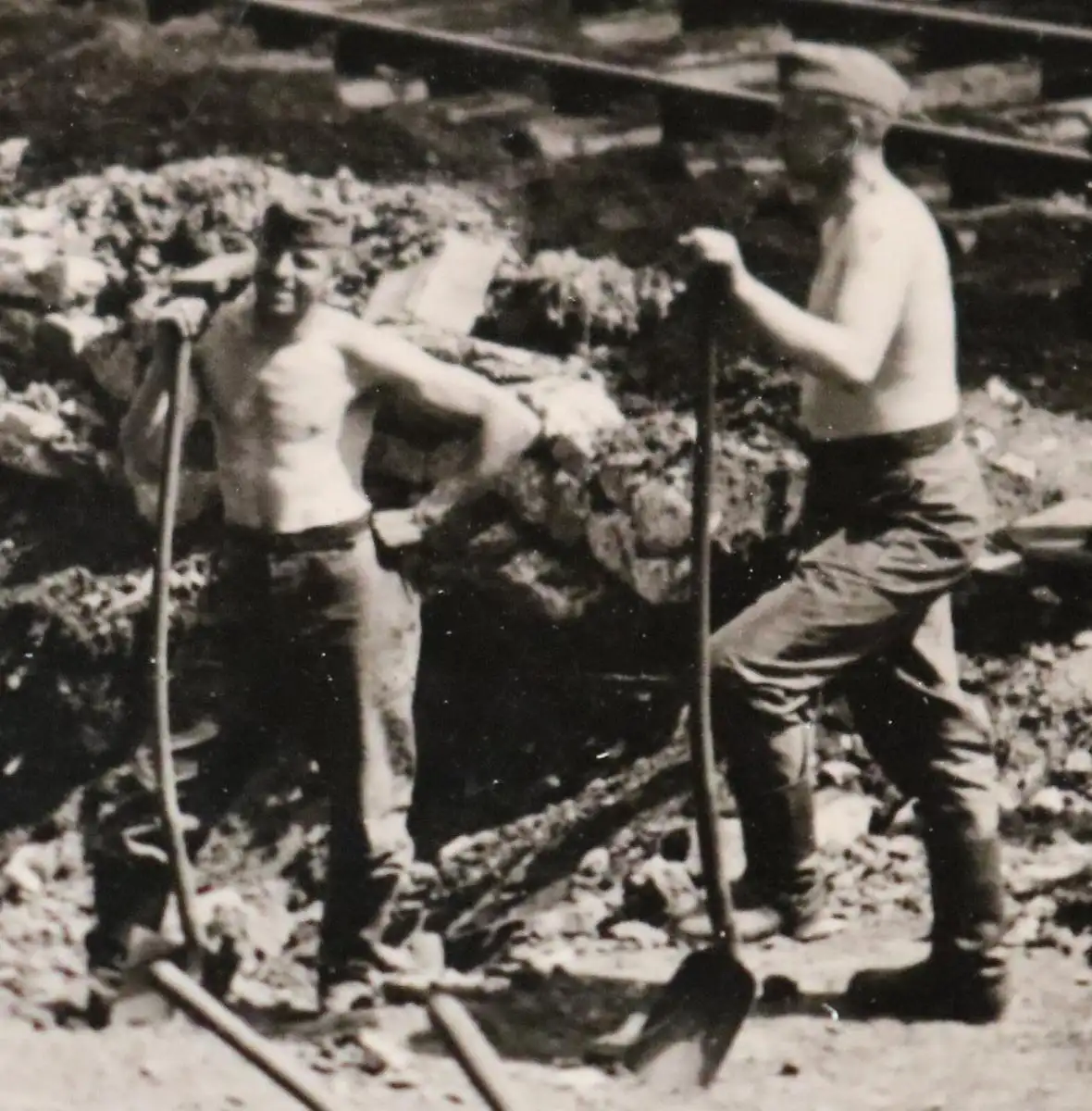 altes Foto - Gruppe Soldaten  reparieren Eisenbahnschienen ??? 