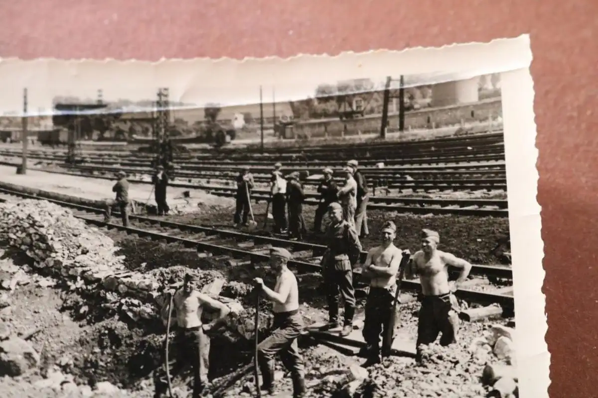 altes Foto - Gruppe Soldaten  reparieren Eisenbahnschienen ???