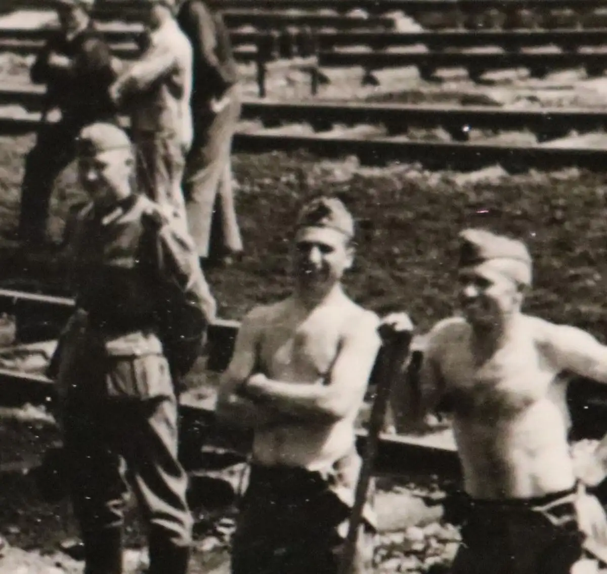 altes Foto - Gruppe Soldaten  reparieren Eisenbahnschienen ??? 