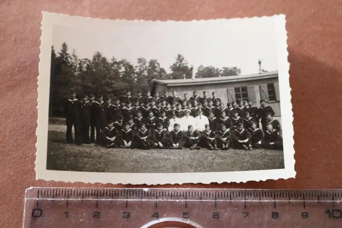 tolles altes Gruppenfoto - Matrosen - Kriegsmarine mit Kapitän ? - Ort ??