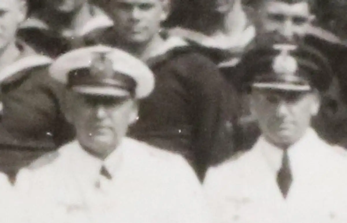 tolles altes Gruppenfoto - Matrosen - Kriegsmarine mit Kapitän ? - Ort ??