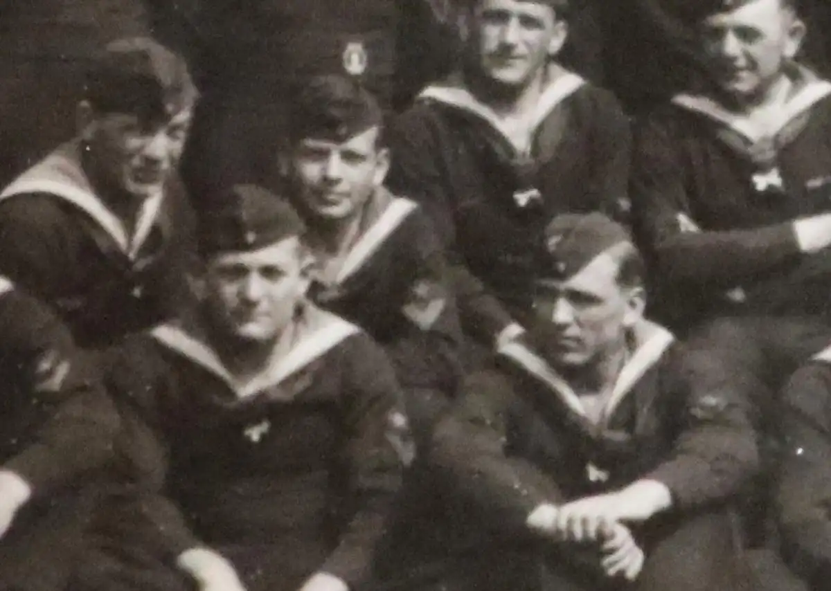 tolles altes Gruppenfoto - Matrosen - Kriegsmarine mit Kapitän ? - Ort ??