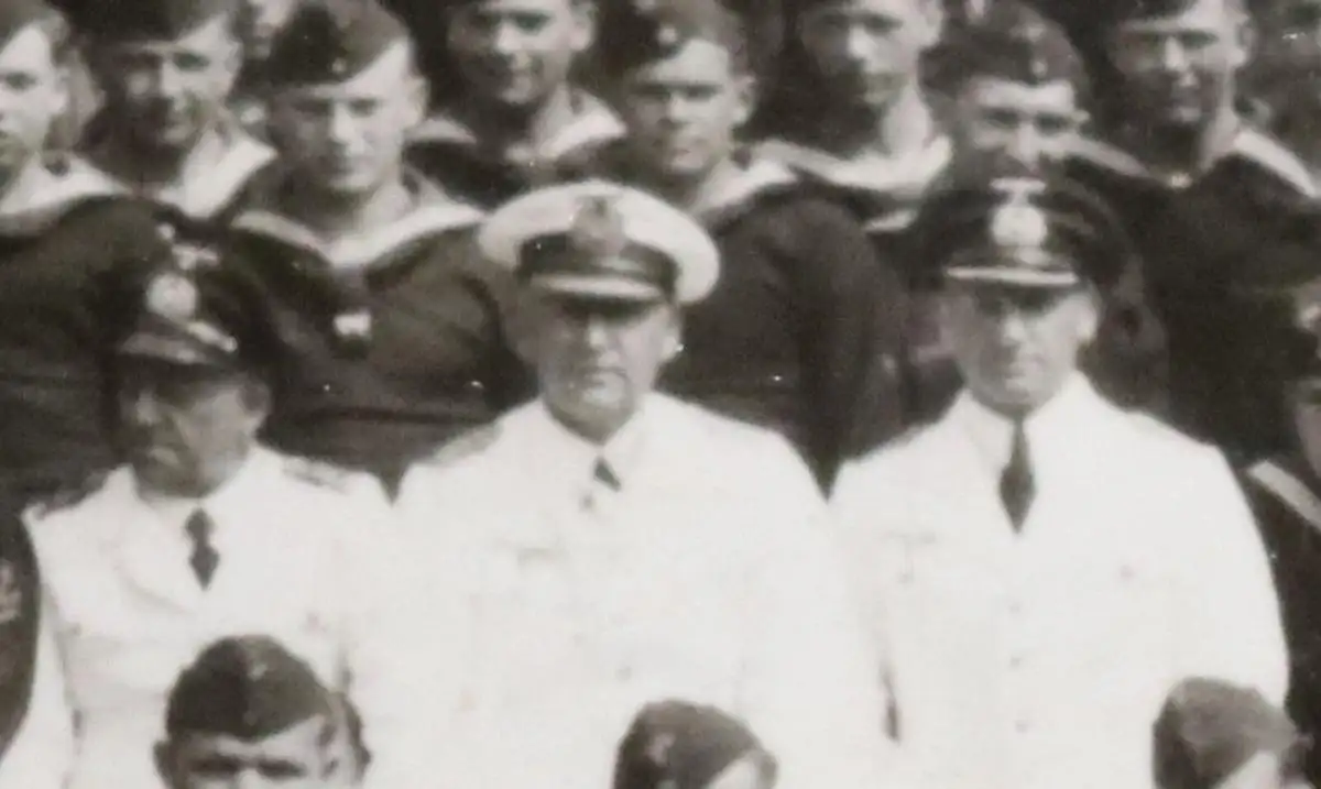 tolles altes Gruppenfoto - Matrosen - Kriegsmarine mit Kapitän ? - Ort ??