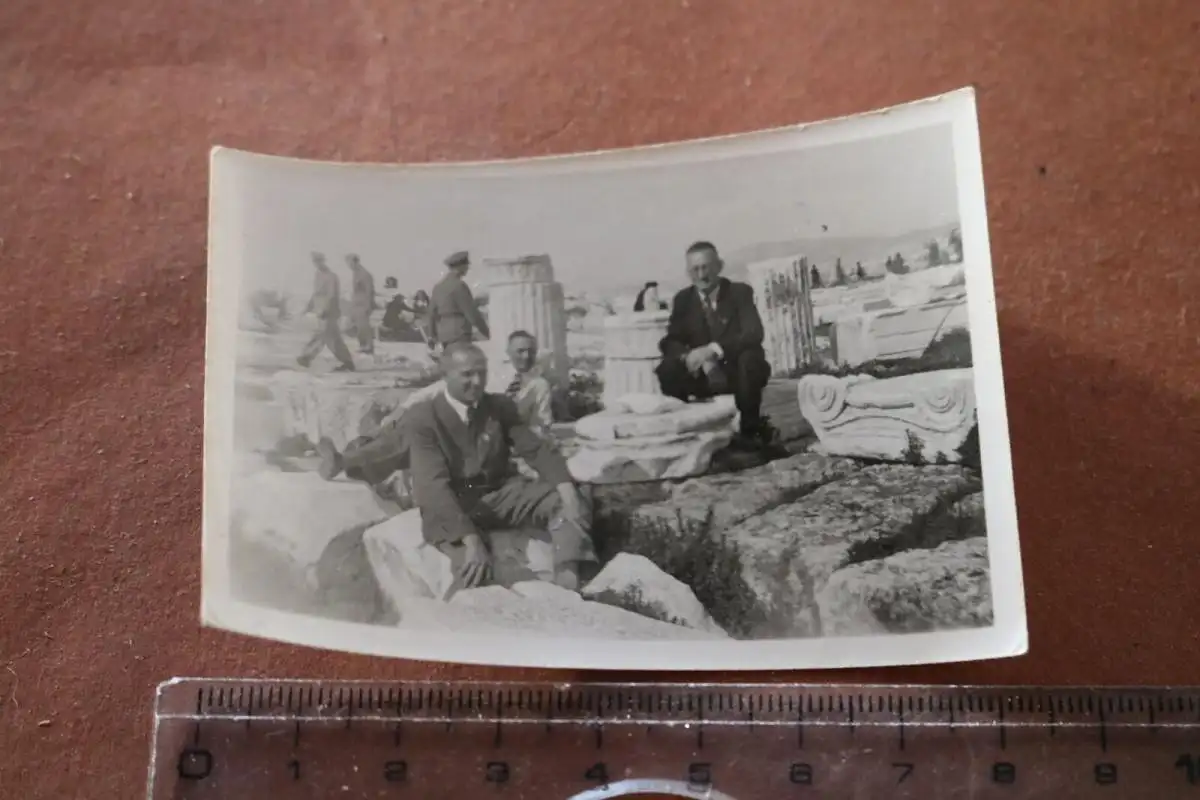 tolles altes Foto - Besucher in der Akropolis in Athen - 1943