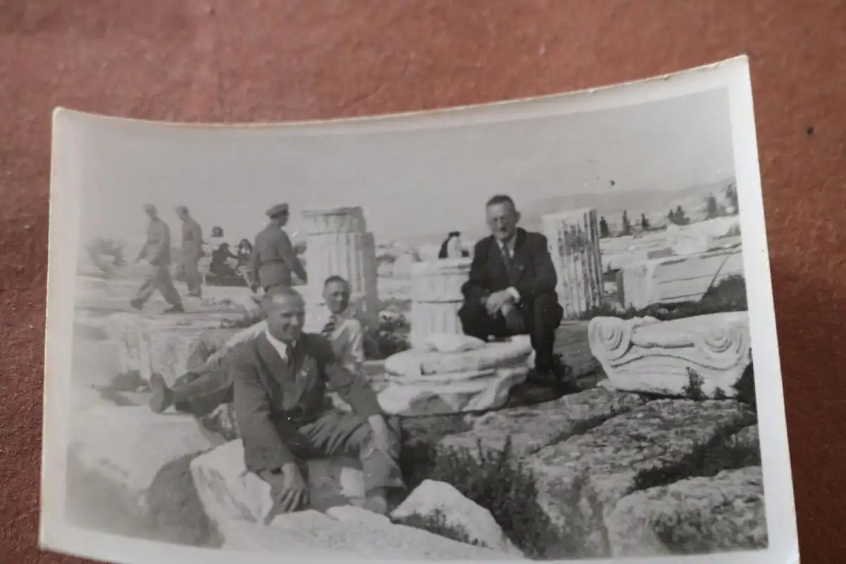 tolles altes Foto - Besucher in der Akropolis in Athen - 1943