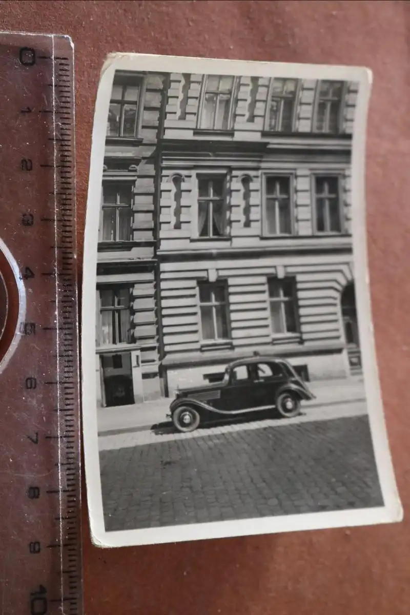 tolles altes Foto - Oldtimer - Renault ???? parkt an der Strasse - 30-40er Jahre