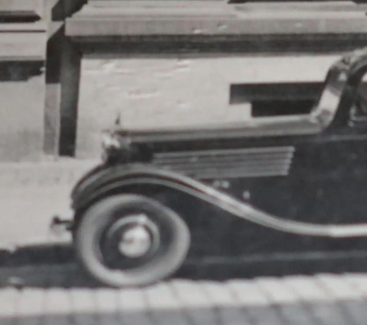 tolles altes Foto - Oldtimer - Renault ???? parkt an der Strasse - 30-40er Jahre