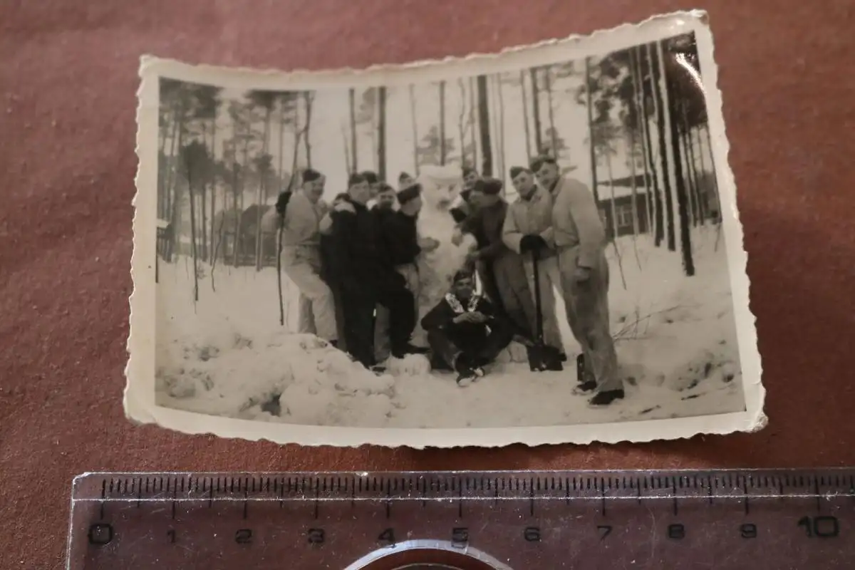 tolles altes Foto - Soldaten bauen Schneemann