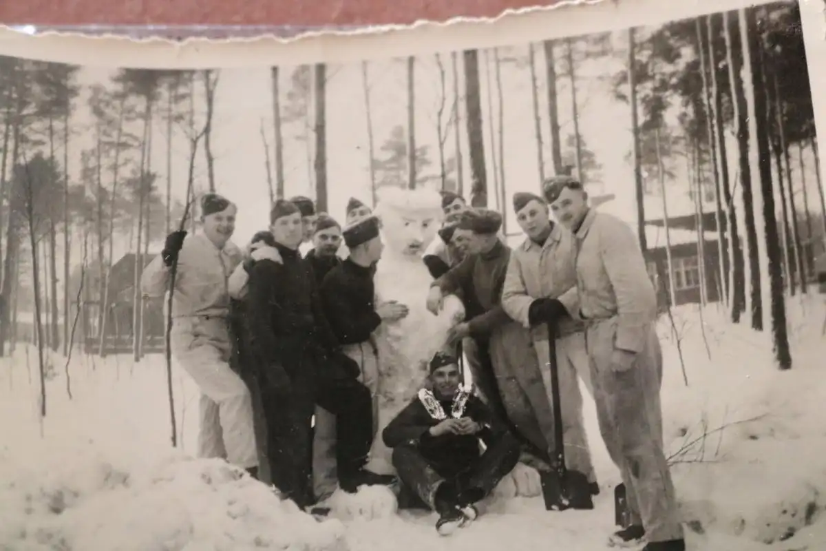 tolles altes Foto - Soldaten bauen Schneemann