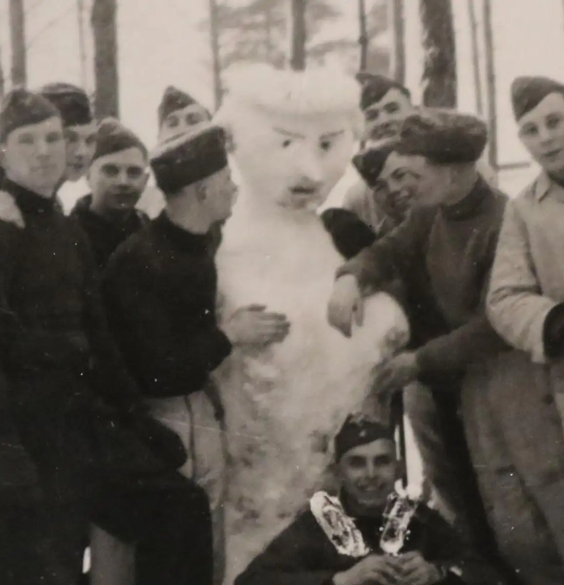 tolles altes Foto - Soldaten bauen Schneemann