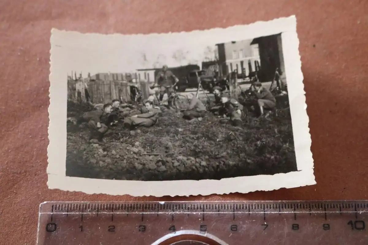 altes Foto - Soldaten machen Pause Szillen (Schillen), Ostpreußen, Bahnhof