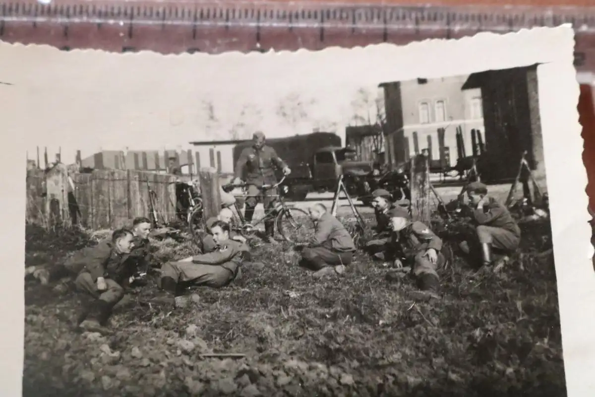 altes Foto - Soldaten machen Pause Szillen (Schillen), Ostpreußen, Bahnhof