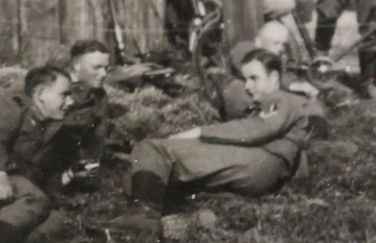 altes Foto - Soldaten machen Pause Szillen (Schillen), Ostpreußen, Bahnhof