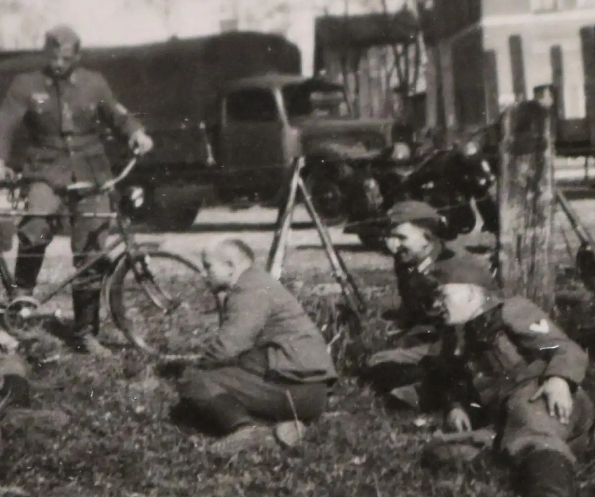 altes Foto - Soldaten machen Pause Szillen (Schillen), Ostpreußen, Bahnhof