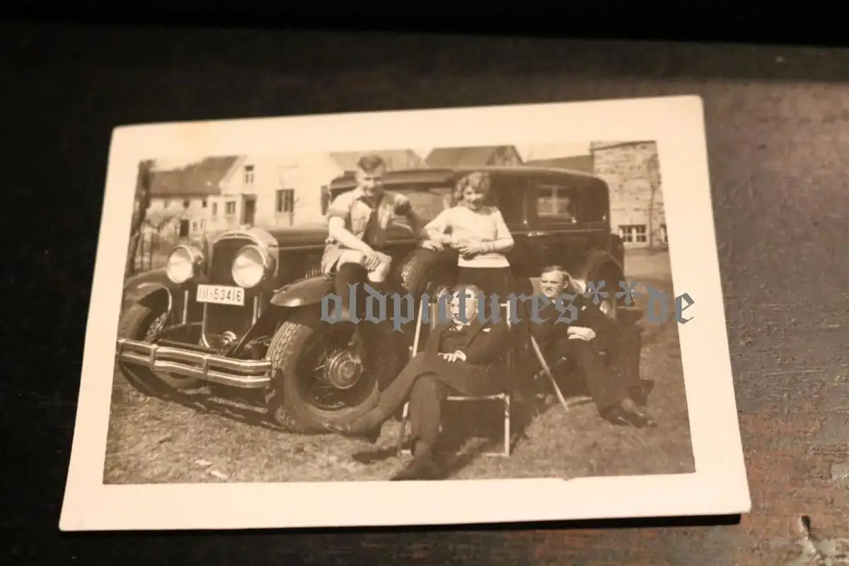 tolles altes Foto - Familie mit ihrem Oldtimer Wanderer ???  eine 8 auf Radnabe