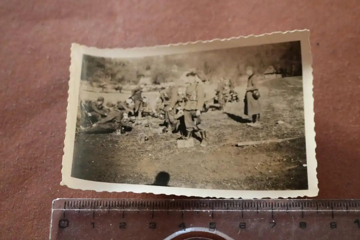 altes Foto - Soldaten machen Pause zwischen Kotow ??? 