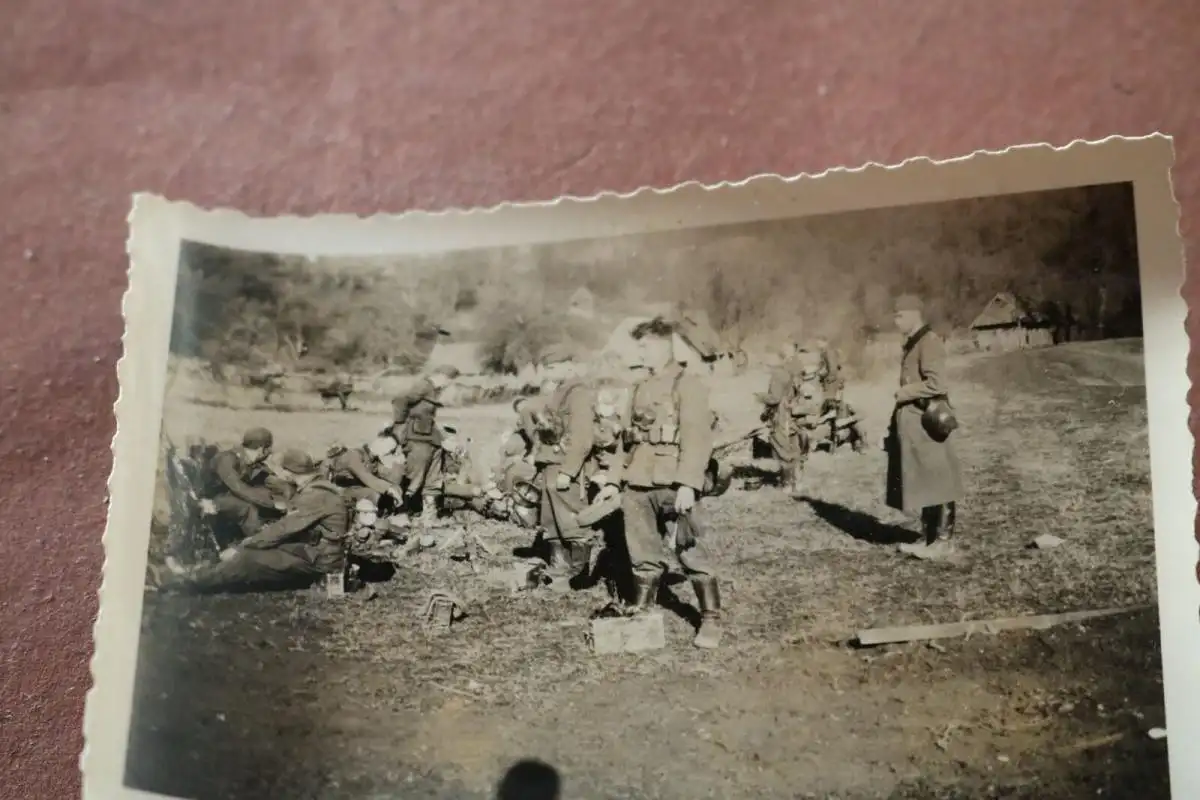 altes Foto - Soldaten machen Pause zwischen Kotow ??? 