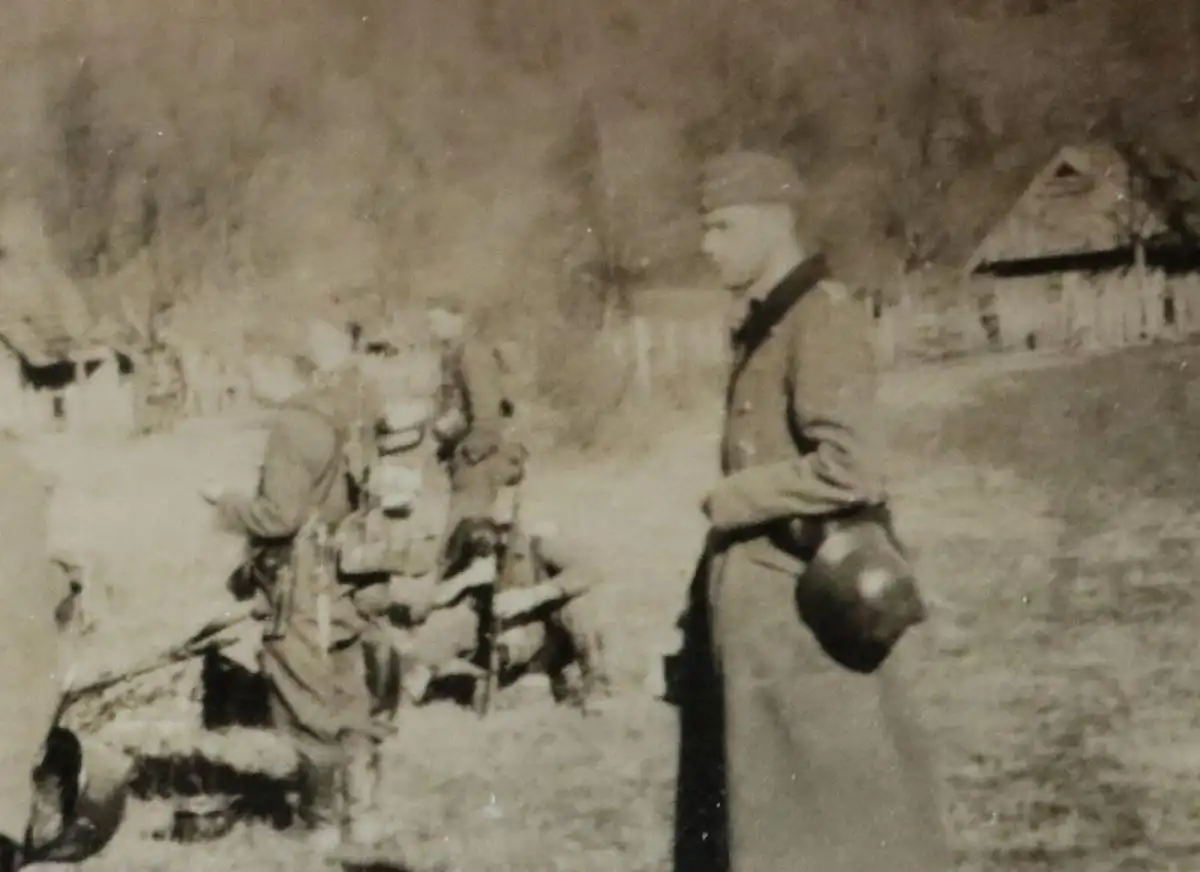 altes Foto - Soldaten machen Pause zwischen Kotow ??? 