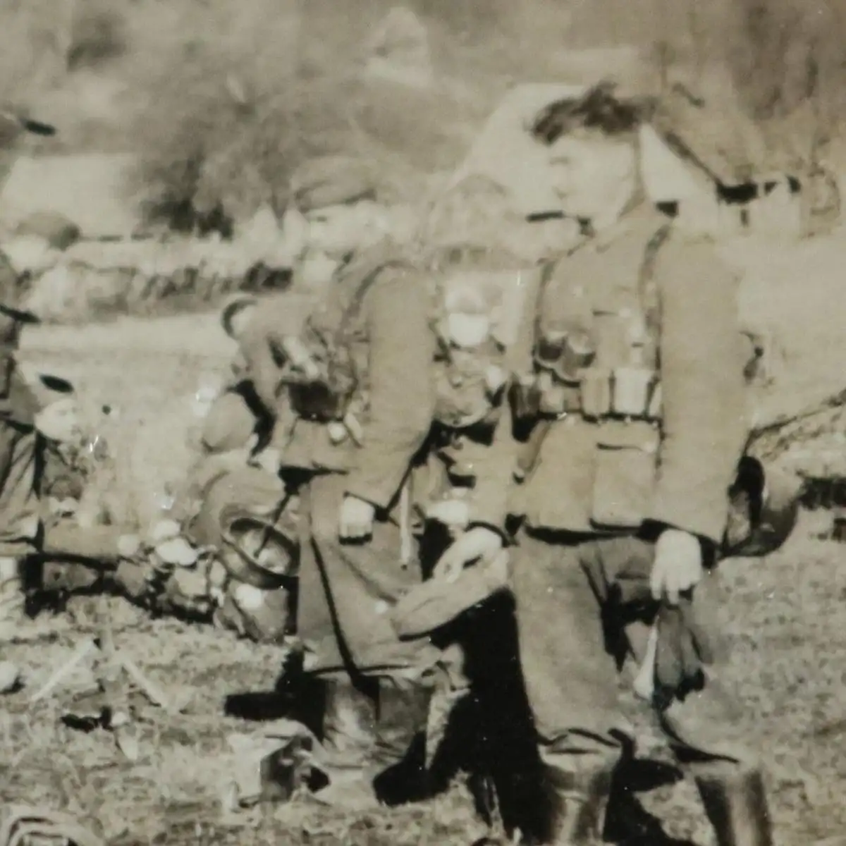 altes Foto - Soldaten machen Pause zwischen Kotow ??? 