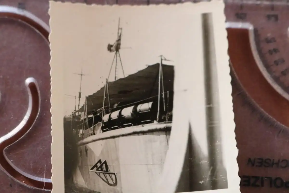 altes Foto - mir unbekanntes Schiff - geladene Wasserbomben ?????