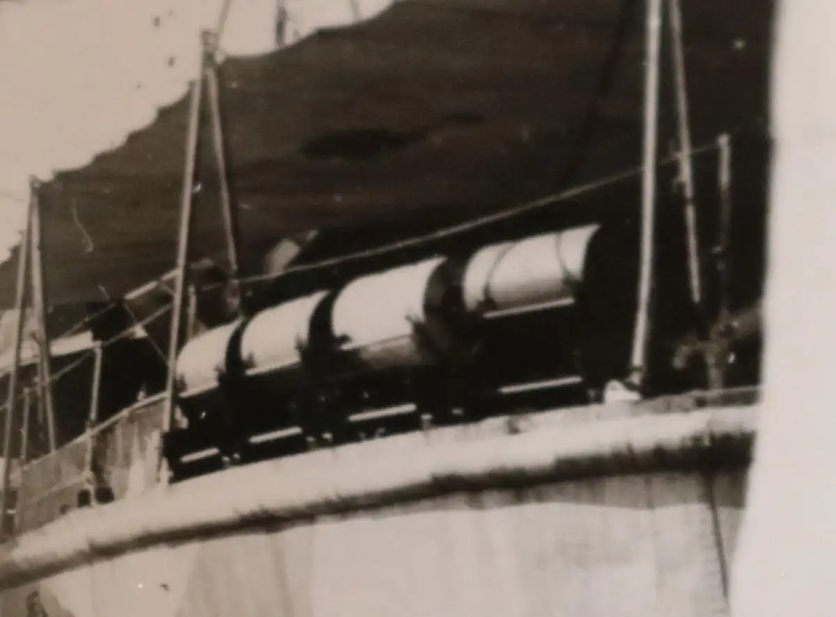 altes Foto - mir unbekanntes Schiff - geladene Wasserbomben ?????