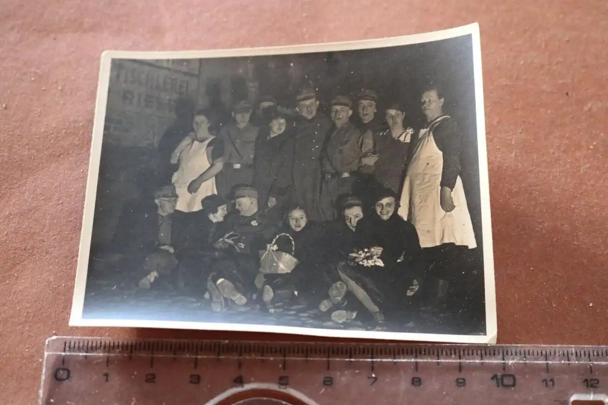 tolles altes Gruppenfoto - Soldaten und hübsche Frauen Tischlerei Riese..