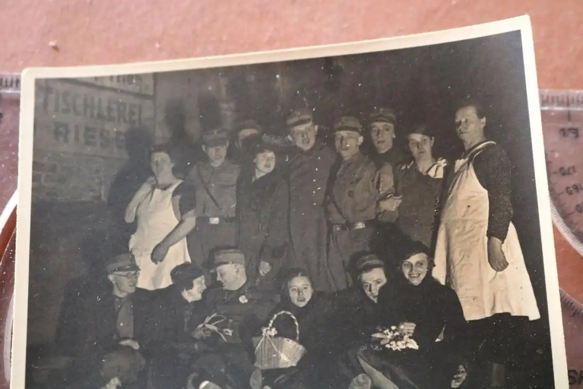 tolles altes Gruppenfoto - Soldaten und hübsche Frauen Tischlerei Riese..