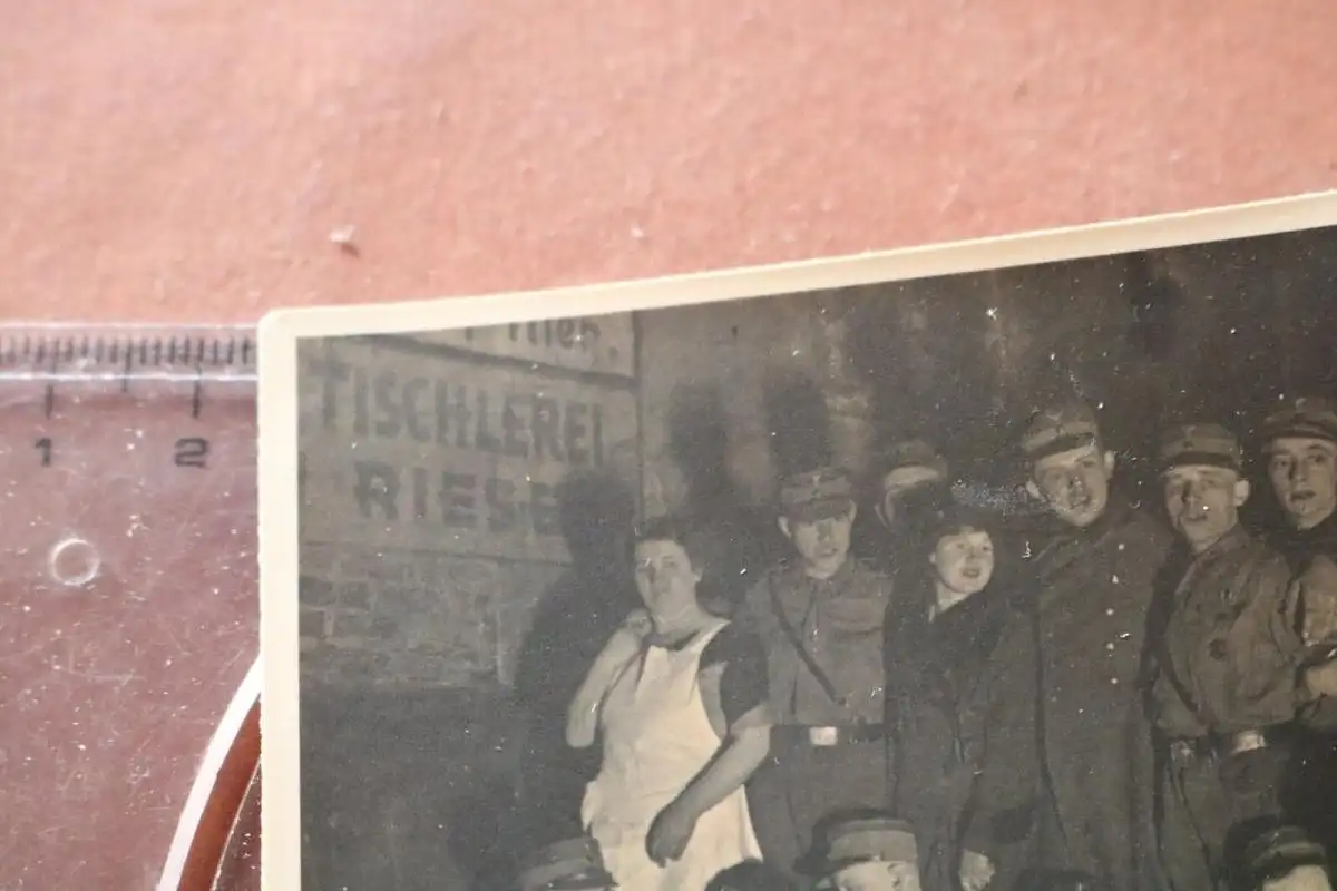 tolles altes Gruppenfoto - Soldaten und hübsche Frauen Tischlerei Riese..