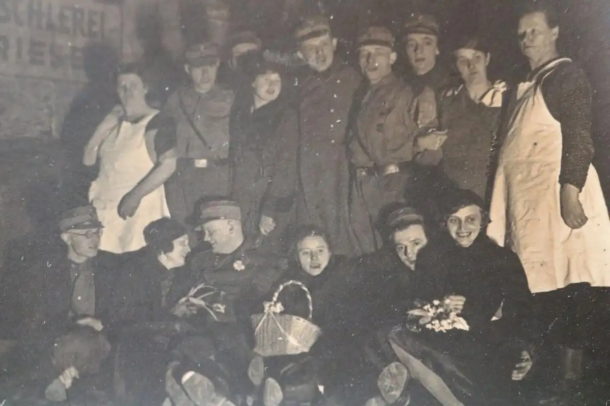 tolles altes Gruppenfoto - Soldaten und hübsche Frauen Tischlerei Riese..