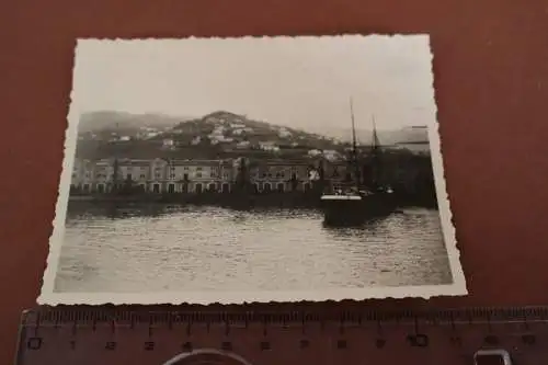 tolles altes Foto - Segelschiff - Zweimaster in irgendeinem Hafen ?