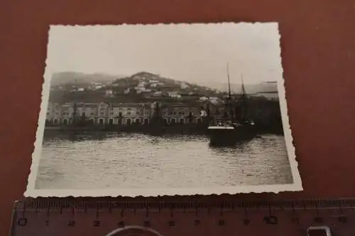 tolles altes Foto - Segelschiff - Zweimaster in irgendeinem Hafen ?  