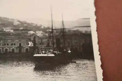 tolles altes Foto - Segelschiff - Zweimaster in irgendeinem Hafen ?