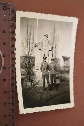 tolles altes Foto - Soldaten posieren vor Soldaten-Denkmal ?  Kaserne ???