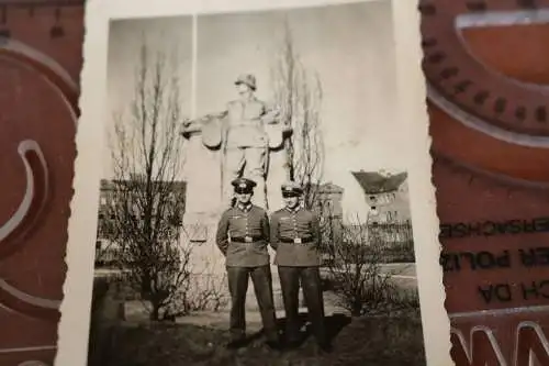 tolles altes Foto - Soldaten posieren vor Soldaten-Denkmal ?  Kaserne ??? 