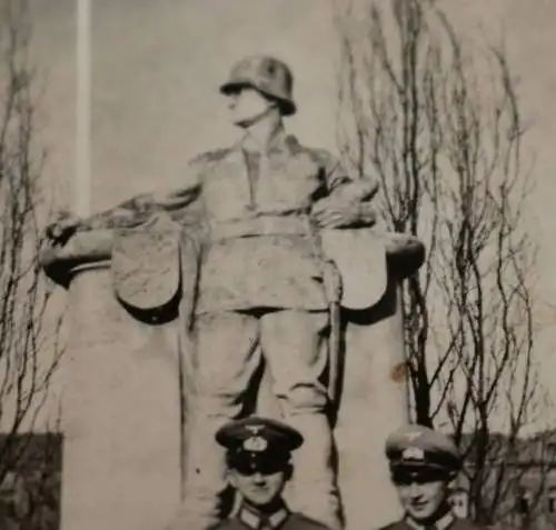 tolles altes Foto - Soldaten posieren vor Soldaten-Denkmal ?  Kaserne ???
